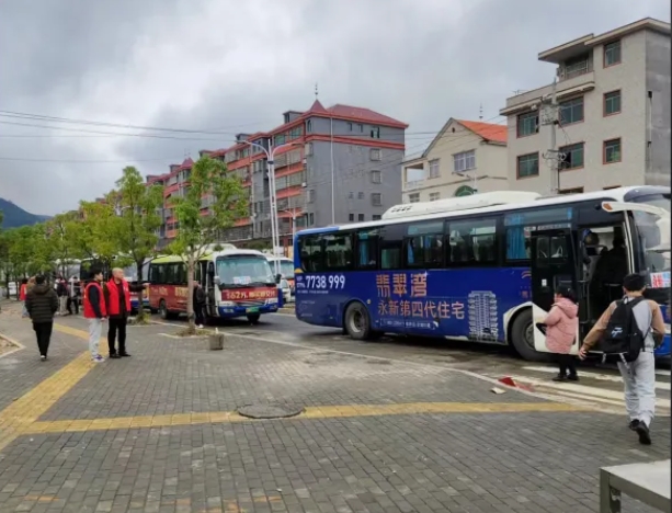 吉安公司：“周五直通車” 鋪就學(xué)子安心歸途