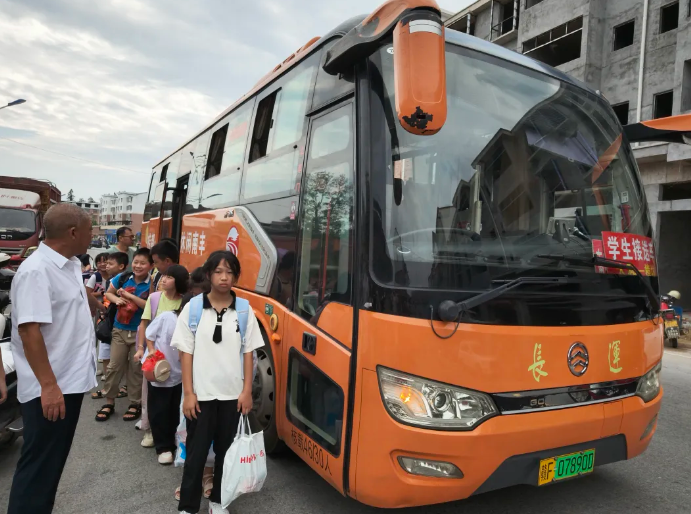 撫州長運：雙向接送服務 安全員護航上學路